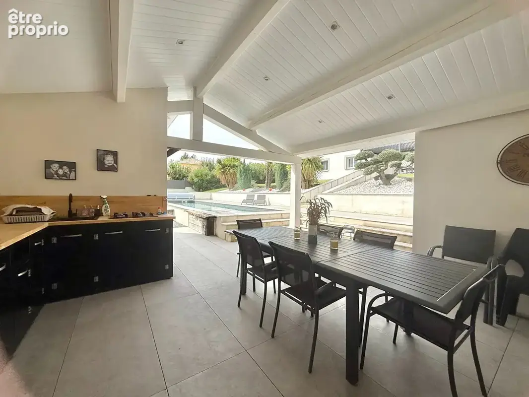 Maison familiale avec piscine, vue dégagée et garage - photo 13