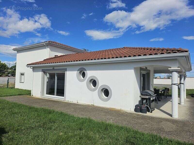 Maison à MONTROND-LES-BAINS