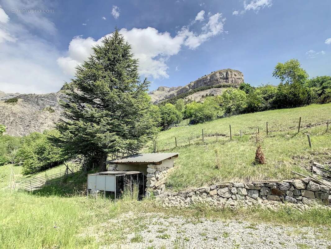 Grange à réhabiliter - 1,5 hectares - photo 2