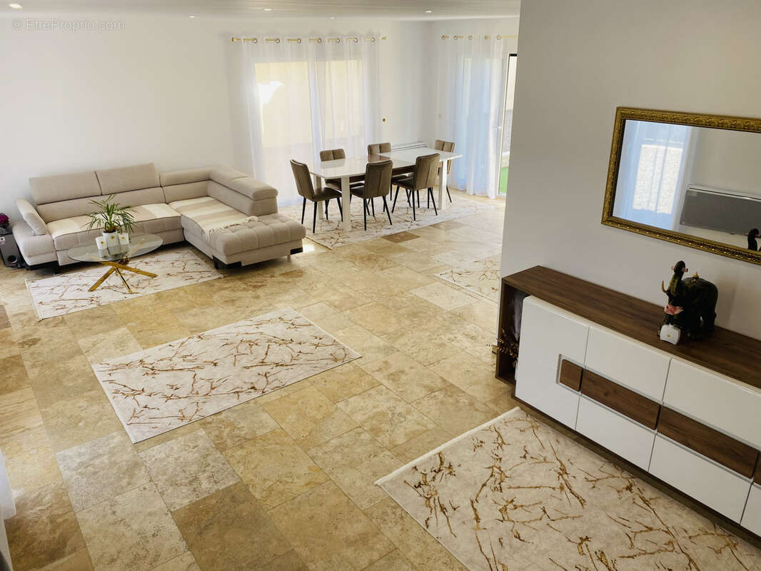 Maison à LA QUEUE-LES-YVELINES