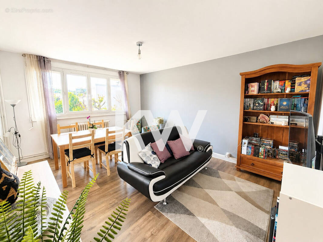 Appartement à SAINT-PRIEST-EN-JAREZ