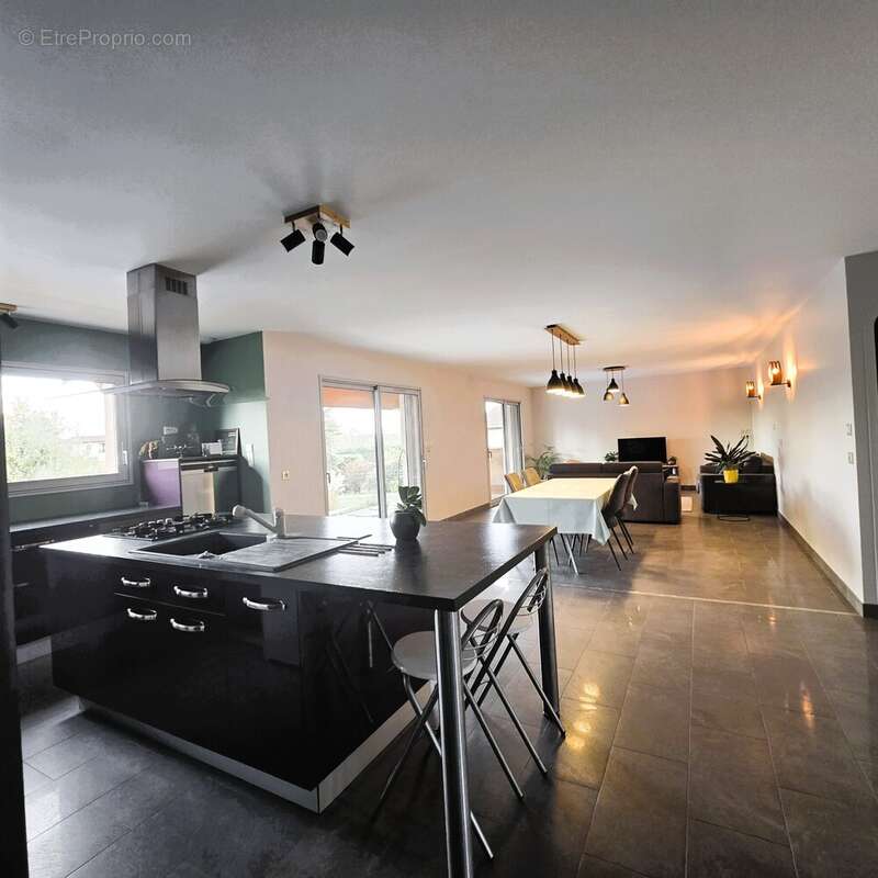 Maison à BAGE-LE-CHATEL