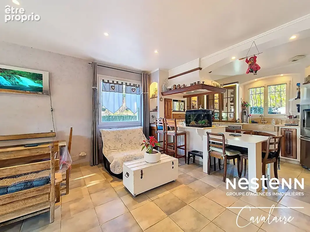 Maison d'environ 120 m² de plain-pied avec vue mer sur un terrain piscinable dans un quartier prisé de Cavalaire - photo 4