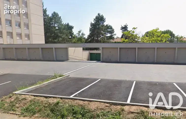 Photo 1 - Parking à POITIERS