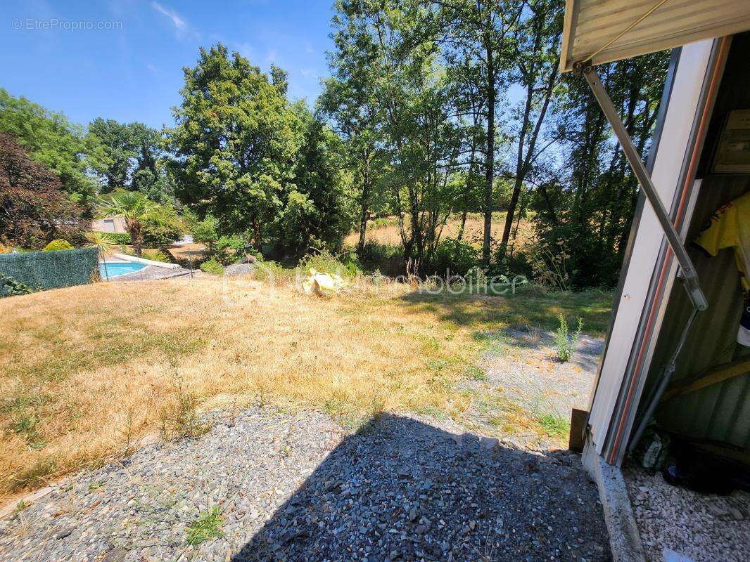 Terrain de 1 479 m² avec garage récent en partie constructible – Ménigoute - photo 8