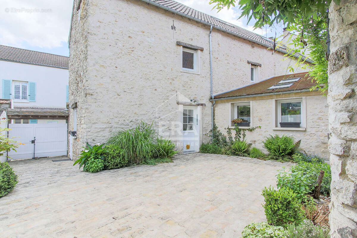 Maison à CRESPIERES