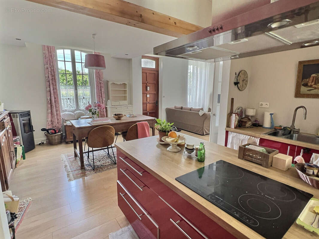 Découvrez cette agréable maison de ville entièrement rénovée récemment, offrant environ 142 m² habitables et un cadre de vie pra - photo 8