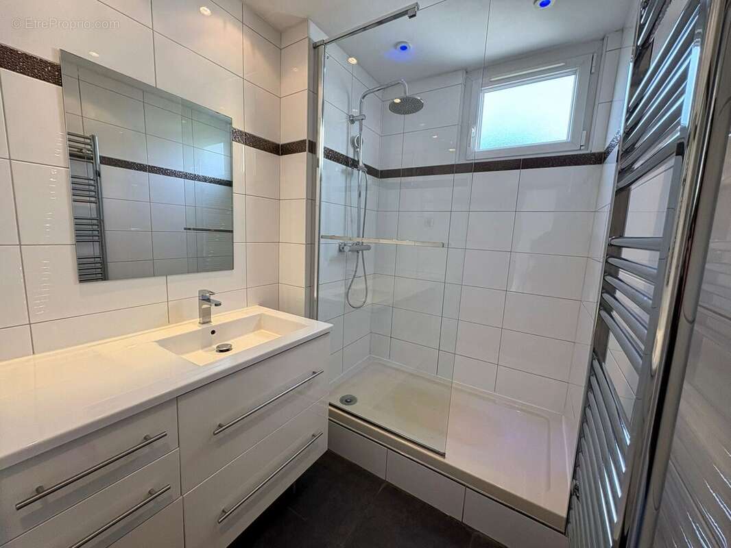 Salle d'eau - Appartement à ECHIROLLES