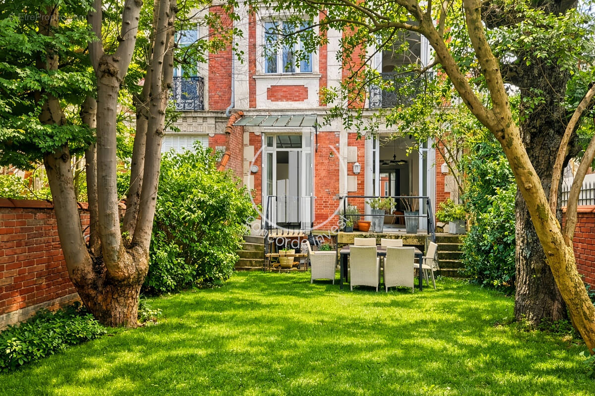 Maison à COURBEVOIE