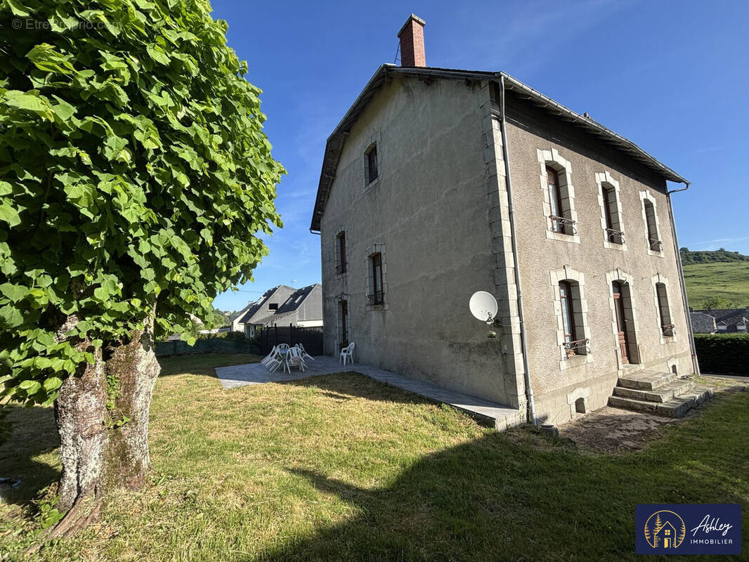Maison 7 pièces RIOM-ES-MONTAGNES (Cantal) - Maison à RIOM-ES-MONTAGNES