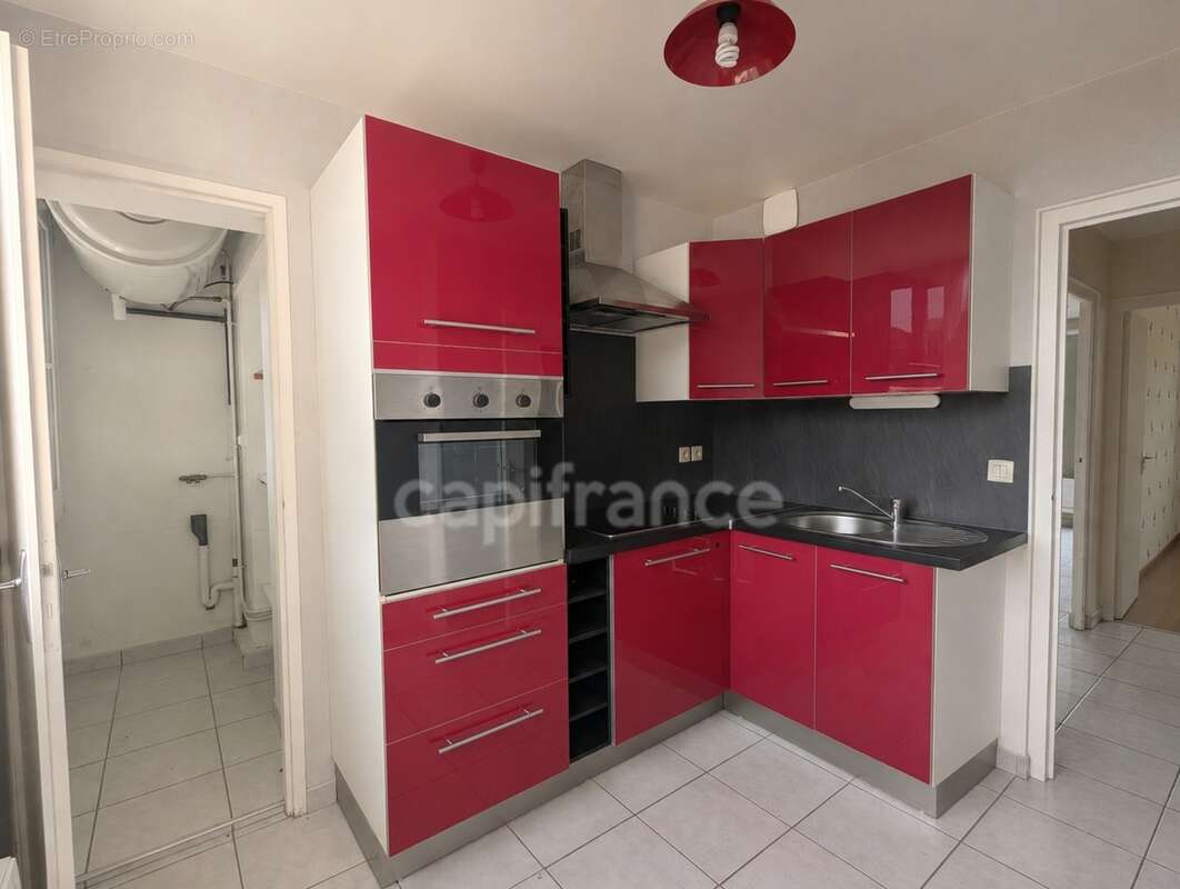 Appartement à vendre 4 pièces TULLINS (38) -  62.79 m² - Dernier étage - 2 chambres- 2 caves et stationnement au bas de l'immeub - photo 2