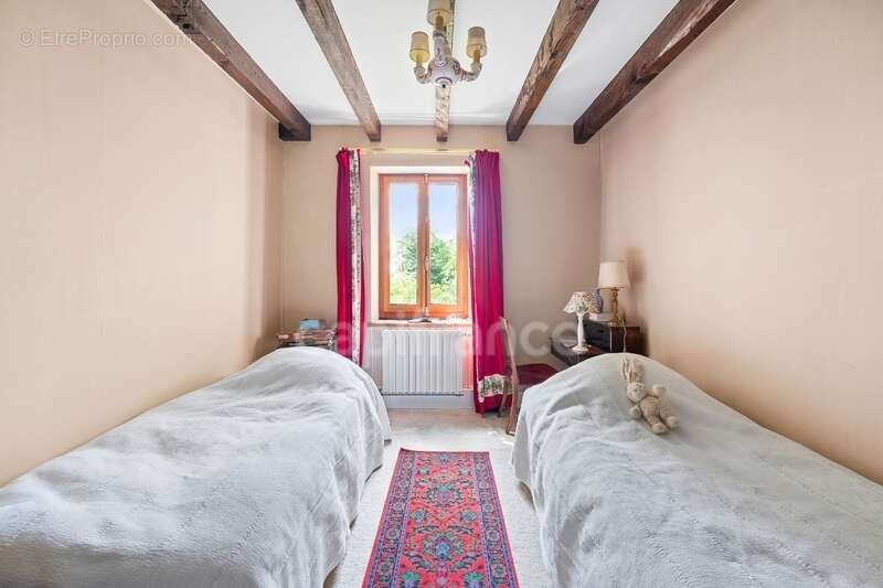 Dpt Ain (01), à vendre proche de GEX  maison P6 de 197 m² - Terrain de 1300 m² - photo 11