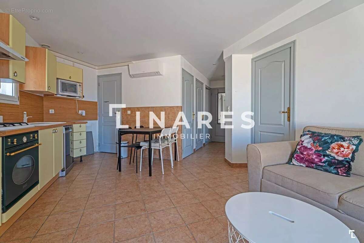 LA CEYRESTAINE  - Villa T7 de 225m2 - Terrain 759m2 - PISCINE - 13600 CEYRESTE - photo 14