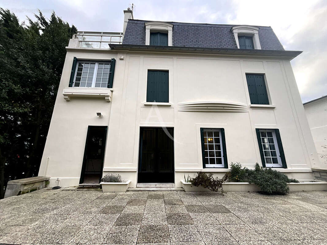 Maison à LE MESNIL-LE-ROI