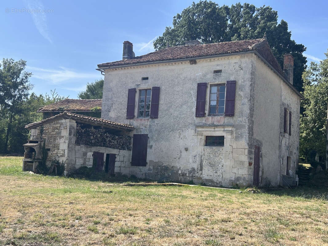 Maison en pierre à rénover dans un cadre magnifique sur terrain de 3400m2 - photo 2