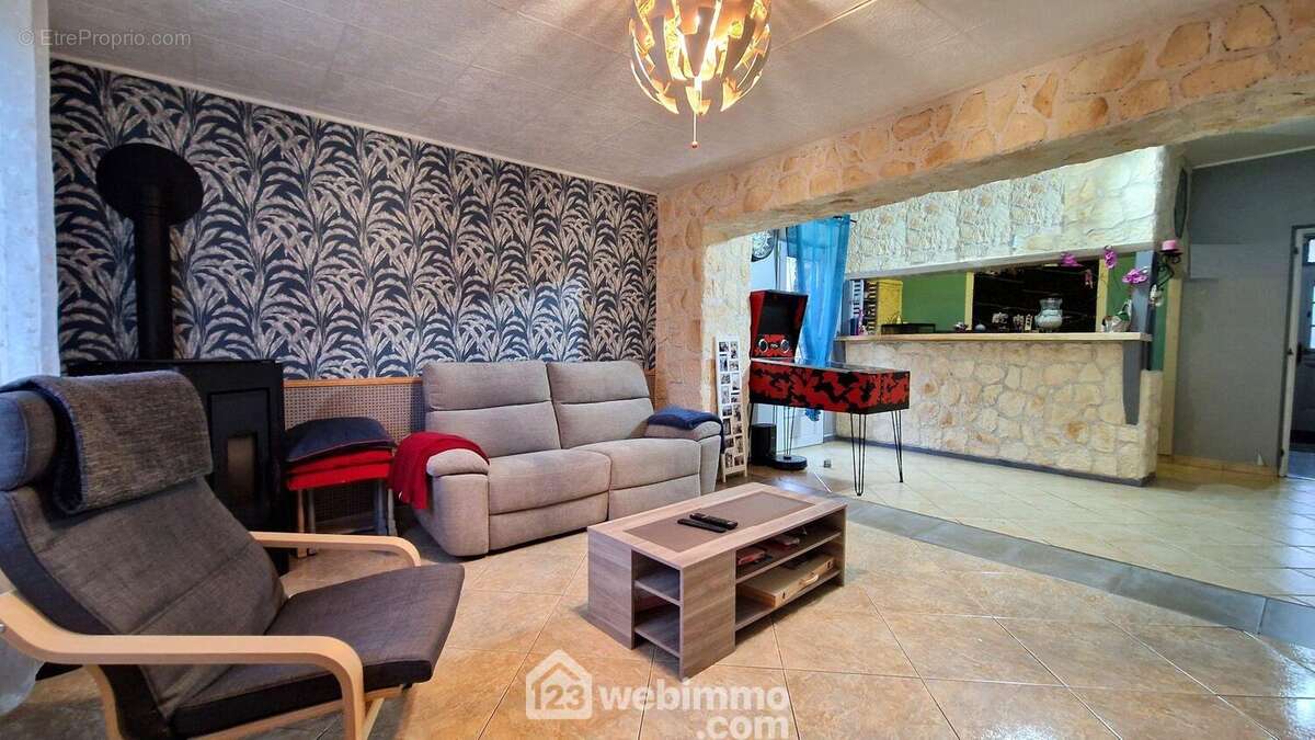 Il est lumineux et toutes les fenêtres sont en double vitrage pvc - Maison à PARGNY-LES-BOIS