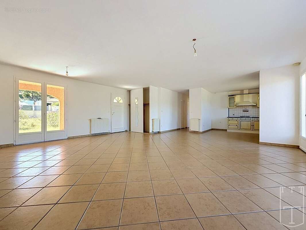 Proche centre RUOMS - Villa 3 chambres - 2 terrasses - photo 11