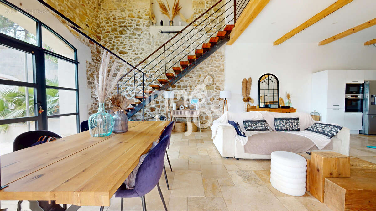 Maison à OUVEILLAN
