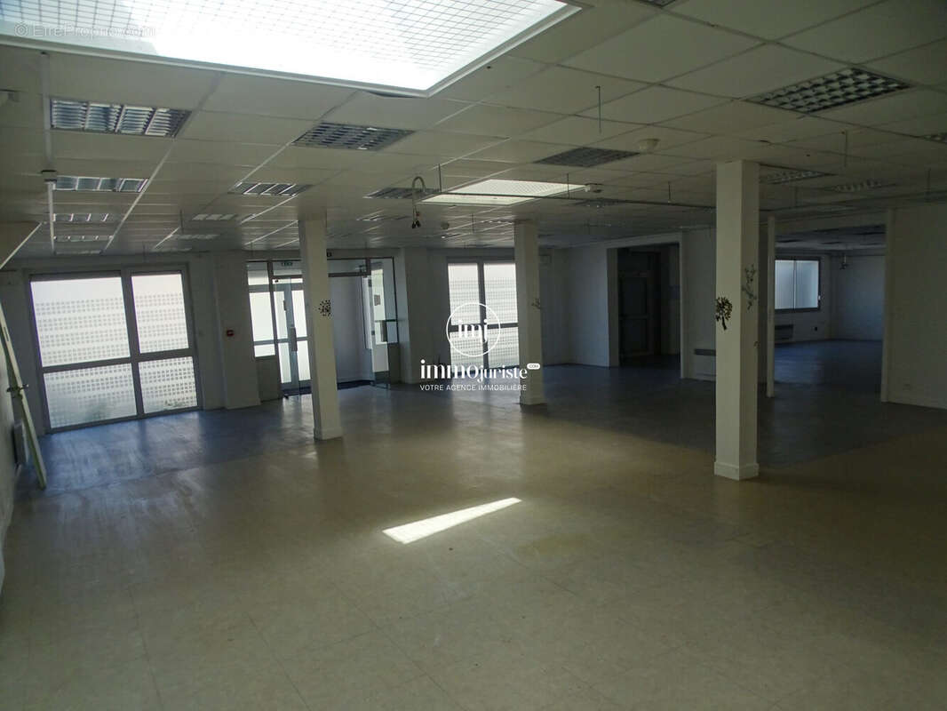 Commerce 700 m² à Saint-Junien  - photo 5