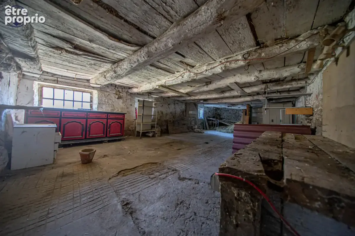 Ancien corps de ferme avec grandes dépendances - photo 13