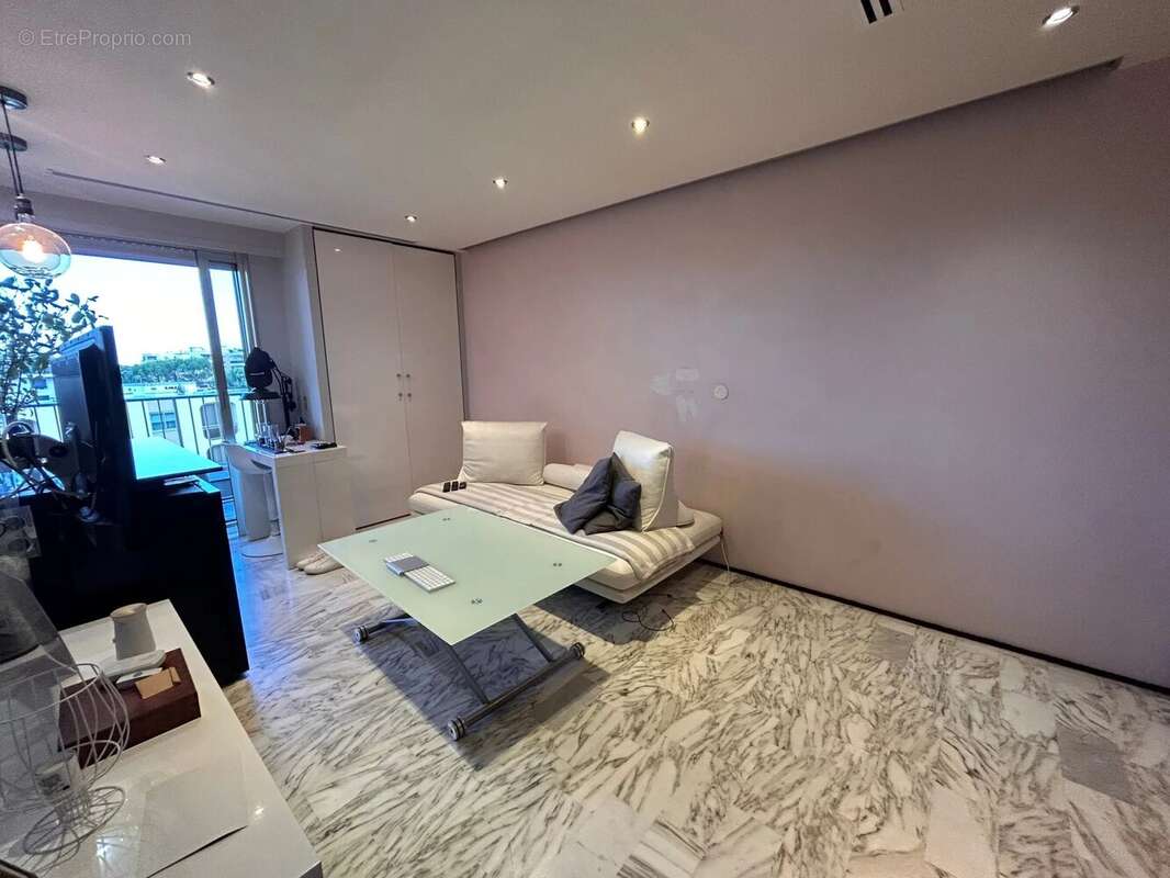 Appartement à SAINT-LAURENT-DU-VAR