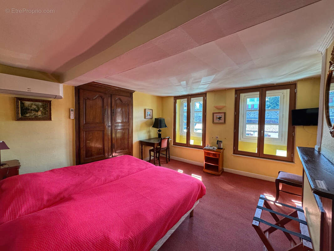 Commerce à SAINT-JEAN-PIED-DE-PORT