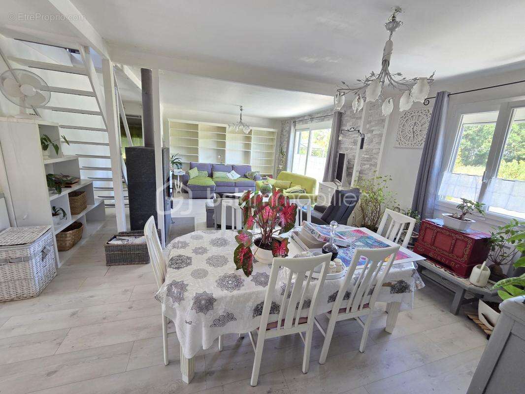 Magnifique Pavillon de plain pied de 149m² avec patio et dépendances à Avril sur Loire - photo 7