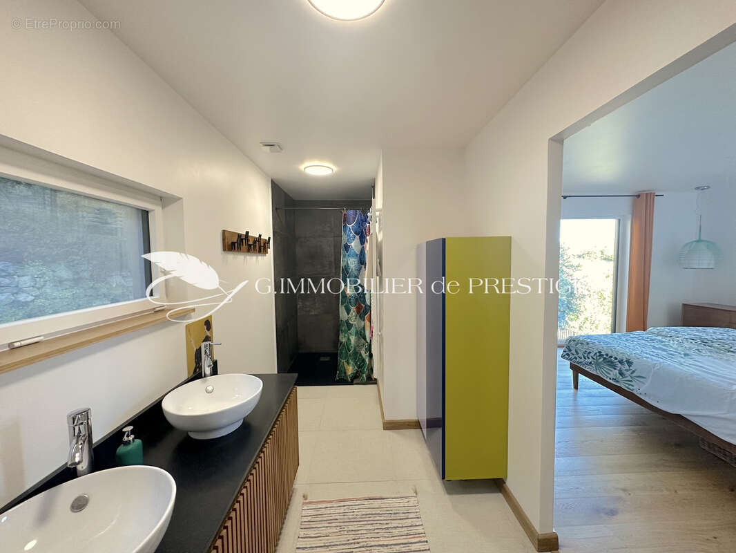 Une villa contemporaine en bois et acier en position dominante - photo 11