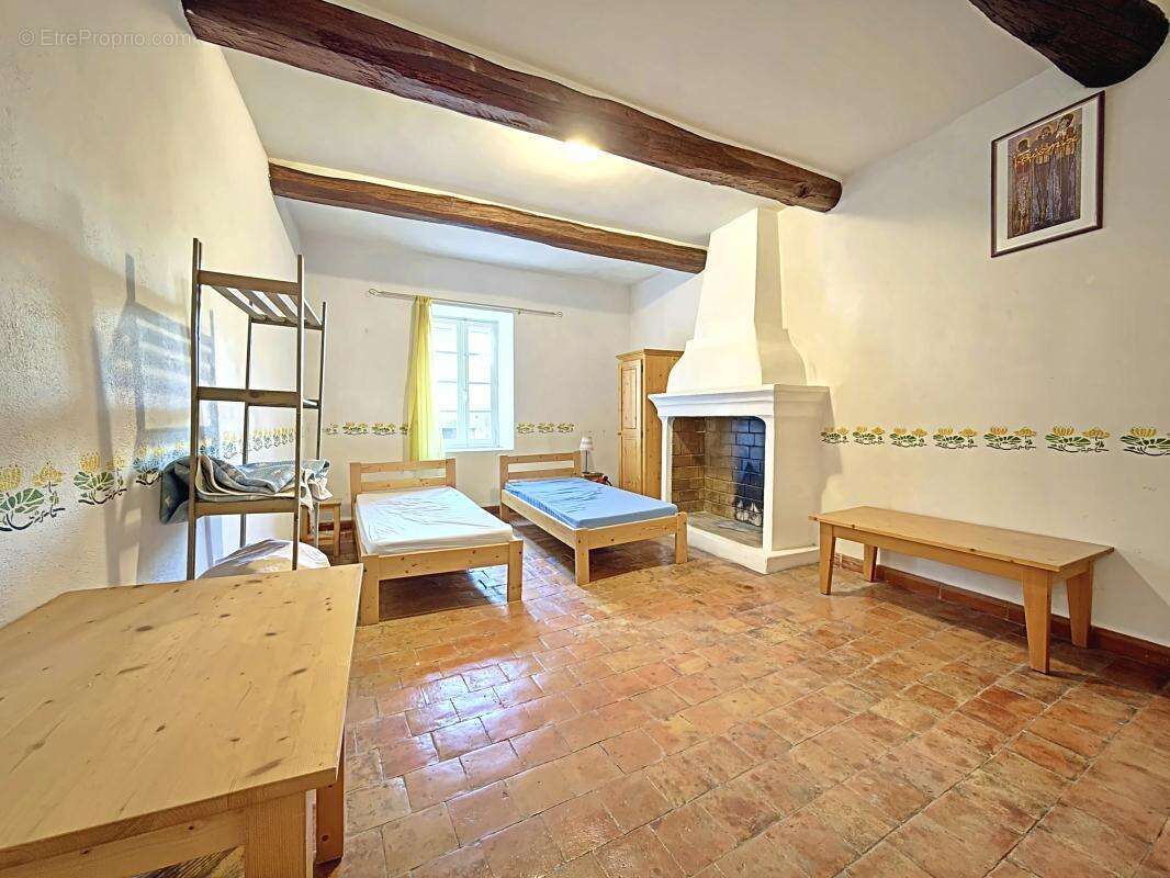 Maison à LA ROQUE-D&#039;ANTHERON