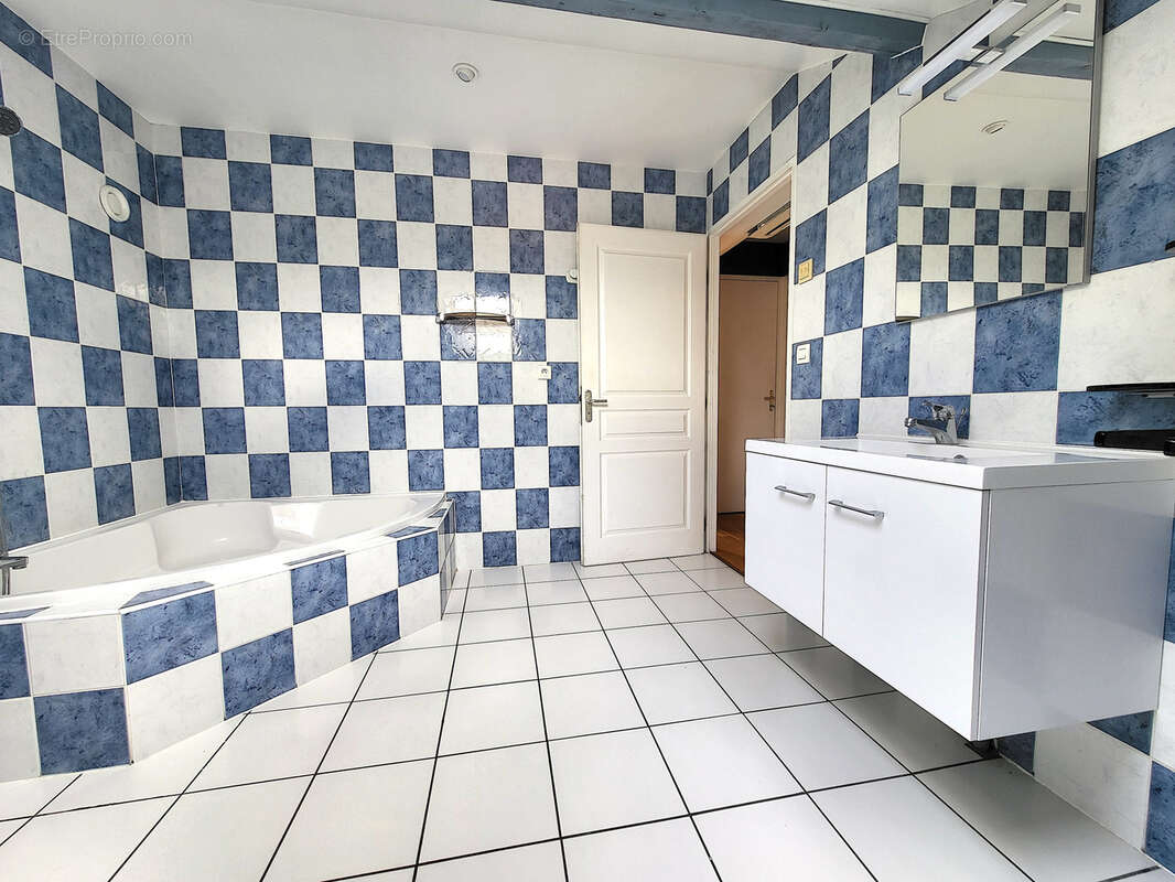Appartement à MONTROND-LES-BAINS