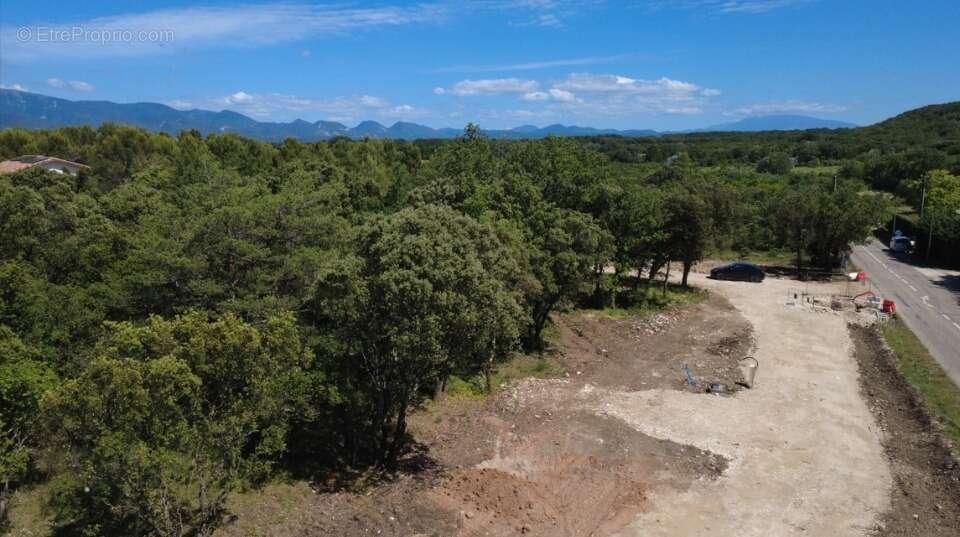 Terrain 750 m² à Grignan  - photo 4