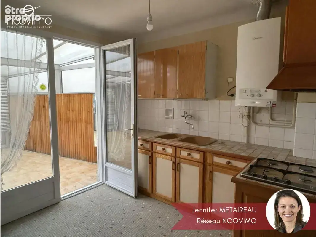 Coeur de bourg ! Au calme, maison à rénover non mitoyenne av - photo 2