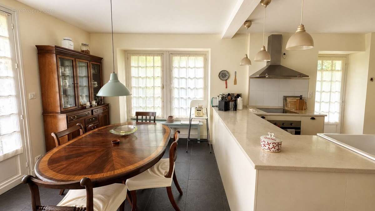 Maison de caractère du XVIIIe siècle rénovée  402 m² habitables  9 chambres  Terrain de 2 215 m²  Urt - photo 9