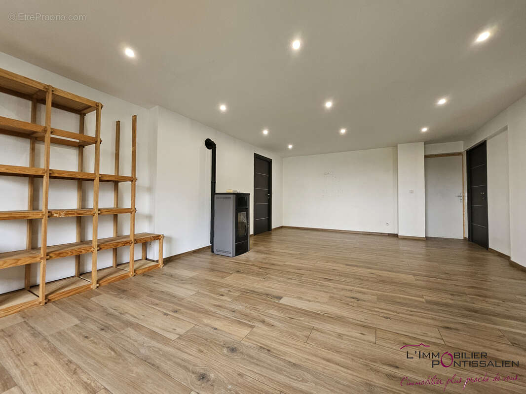 Appartement à FRASNE