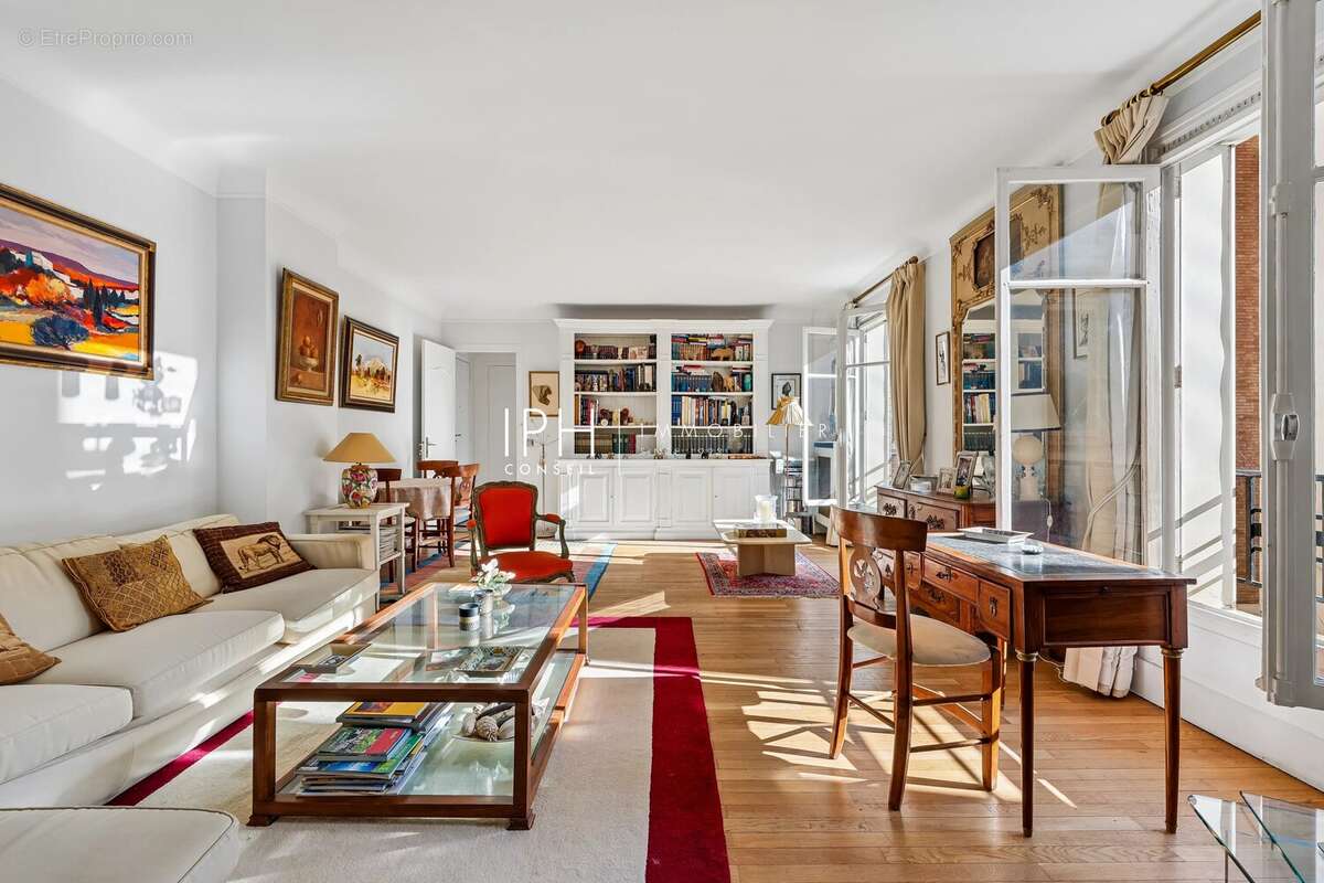 Appartement à NEUILLY-SUR-SEINE