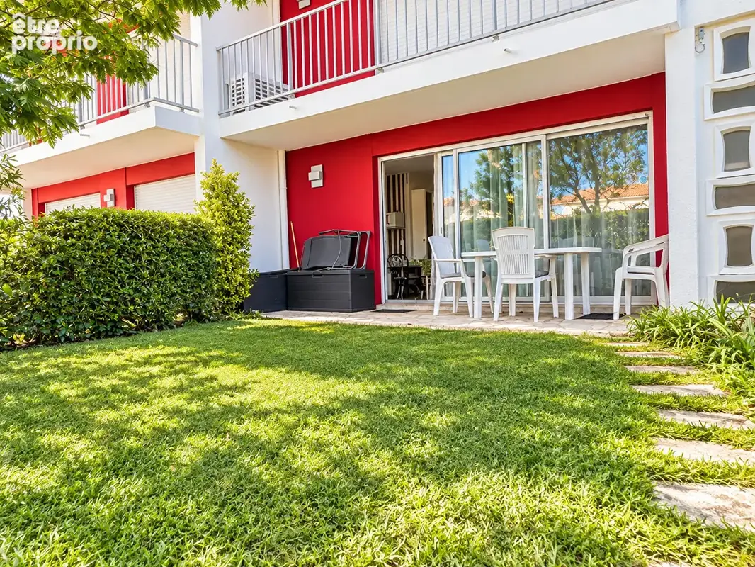 PLAGE & COMMERCES - Appartement en rez-de-jardin avec cave & parking - photo 1