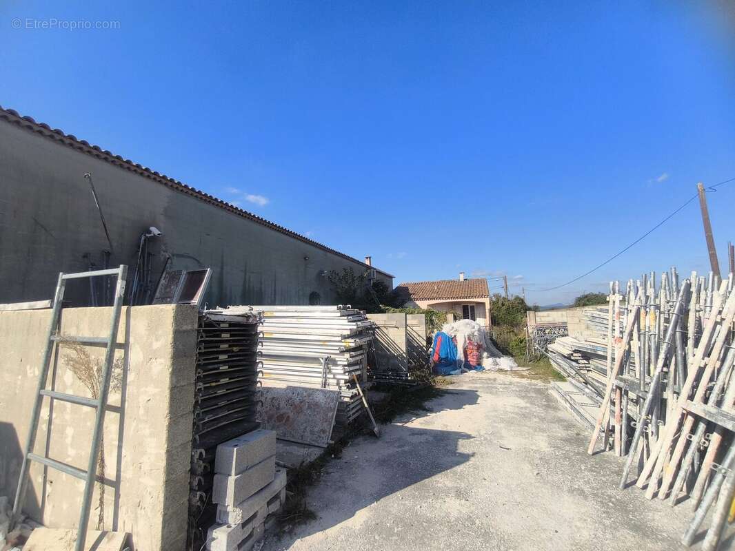 Commerce à SAINT-GENIES-DE-MALGOIRES