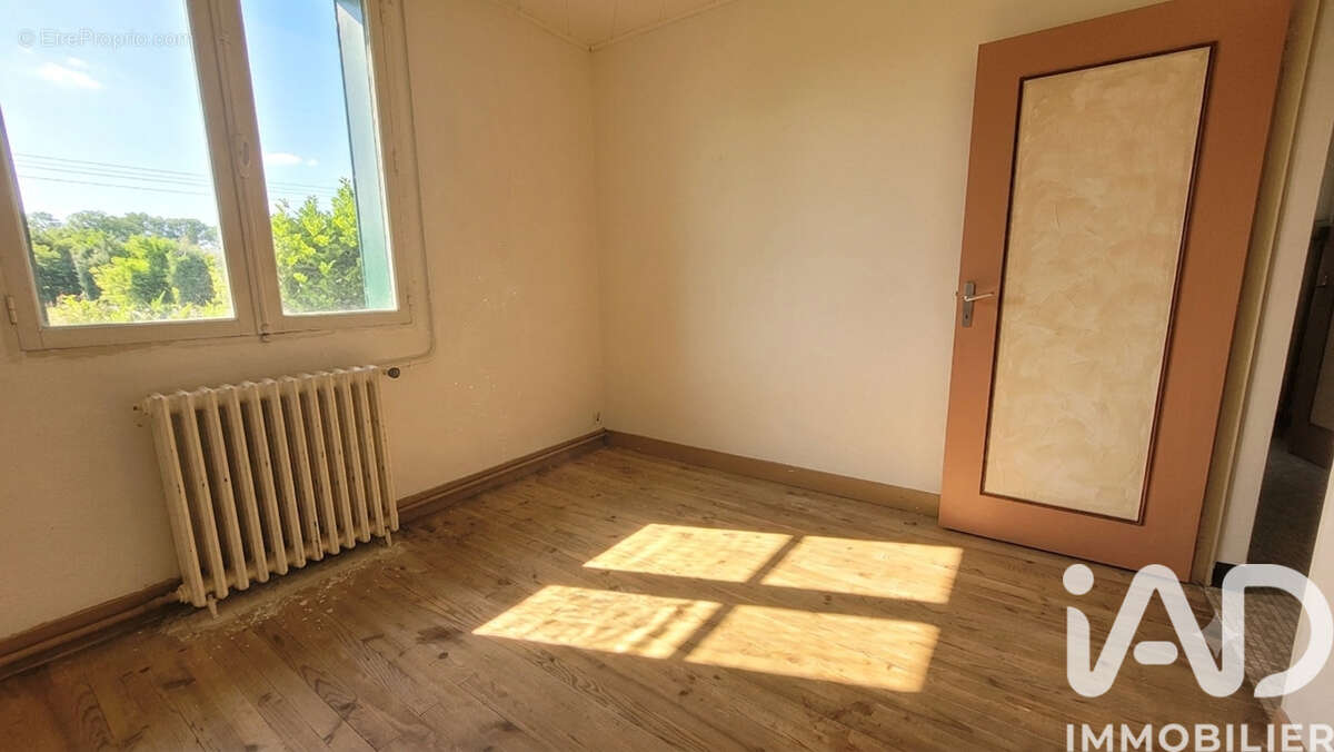 Maison 124 m² à Les Eglisottes-Et-Chalaures  - photo 8