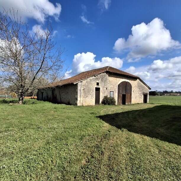 Maison 250 m² à Montbron  - photo 3