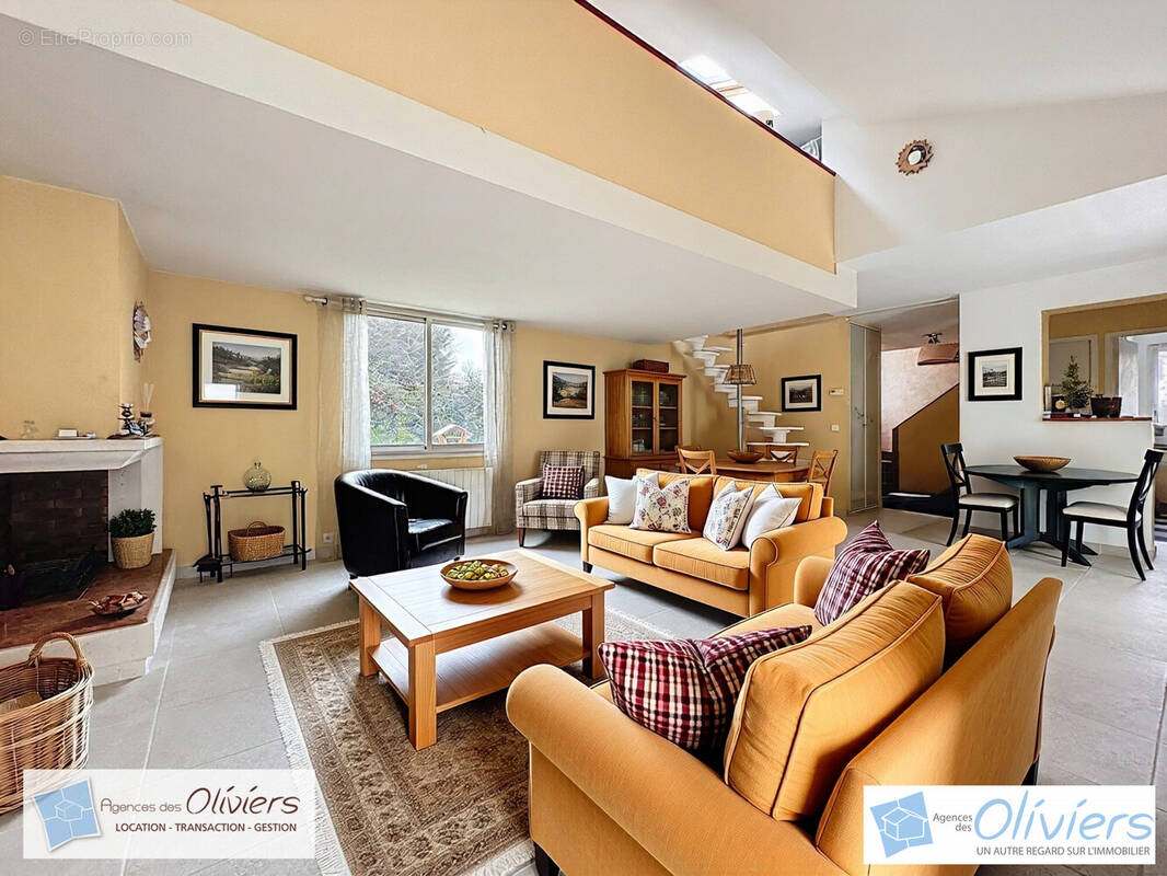 Maison à VOISINS-LE-BRETONNEUX