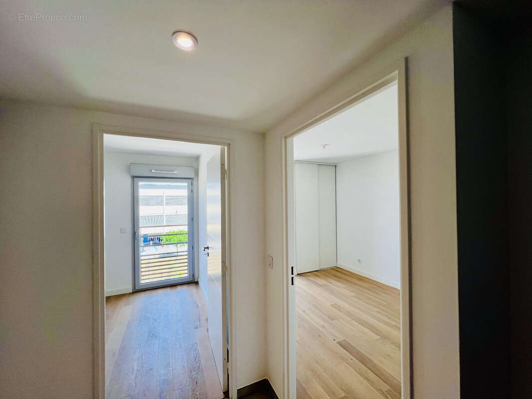 Appartement à SAINT-LAURENT-DU-VAR