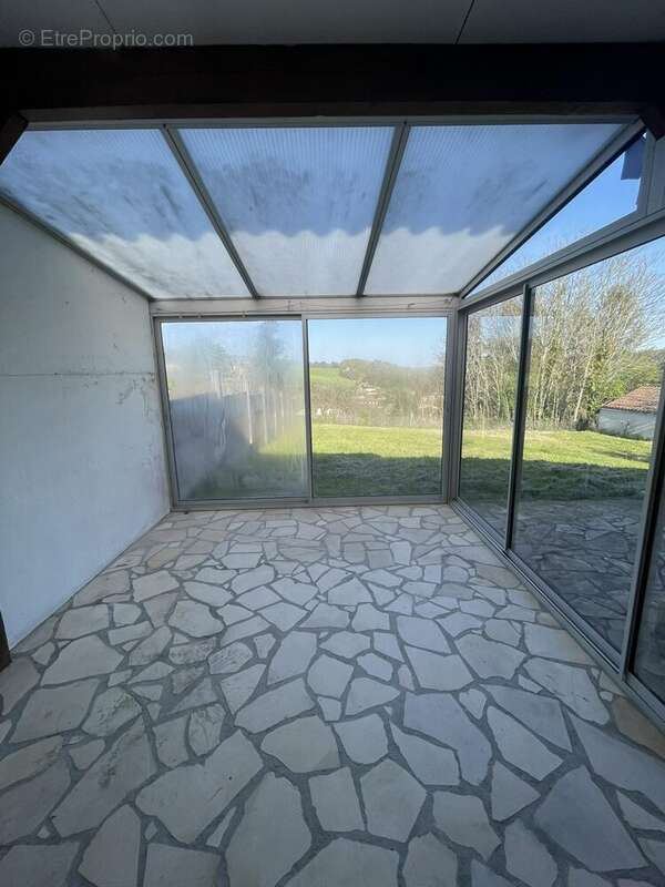 véranda - Maison à SAINT-PIERRE-DE-CHIGNAC