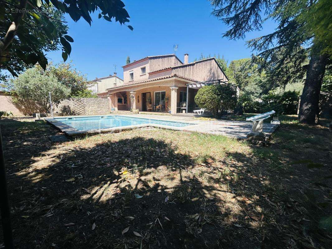Villa avec piscine de 141 m² de surface utile sur terrain de 702 m² + garage et abris - photo 3
