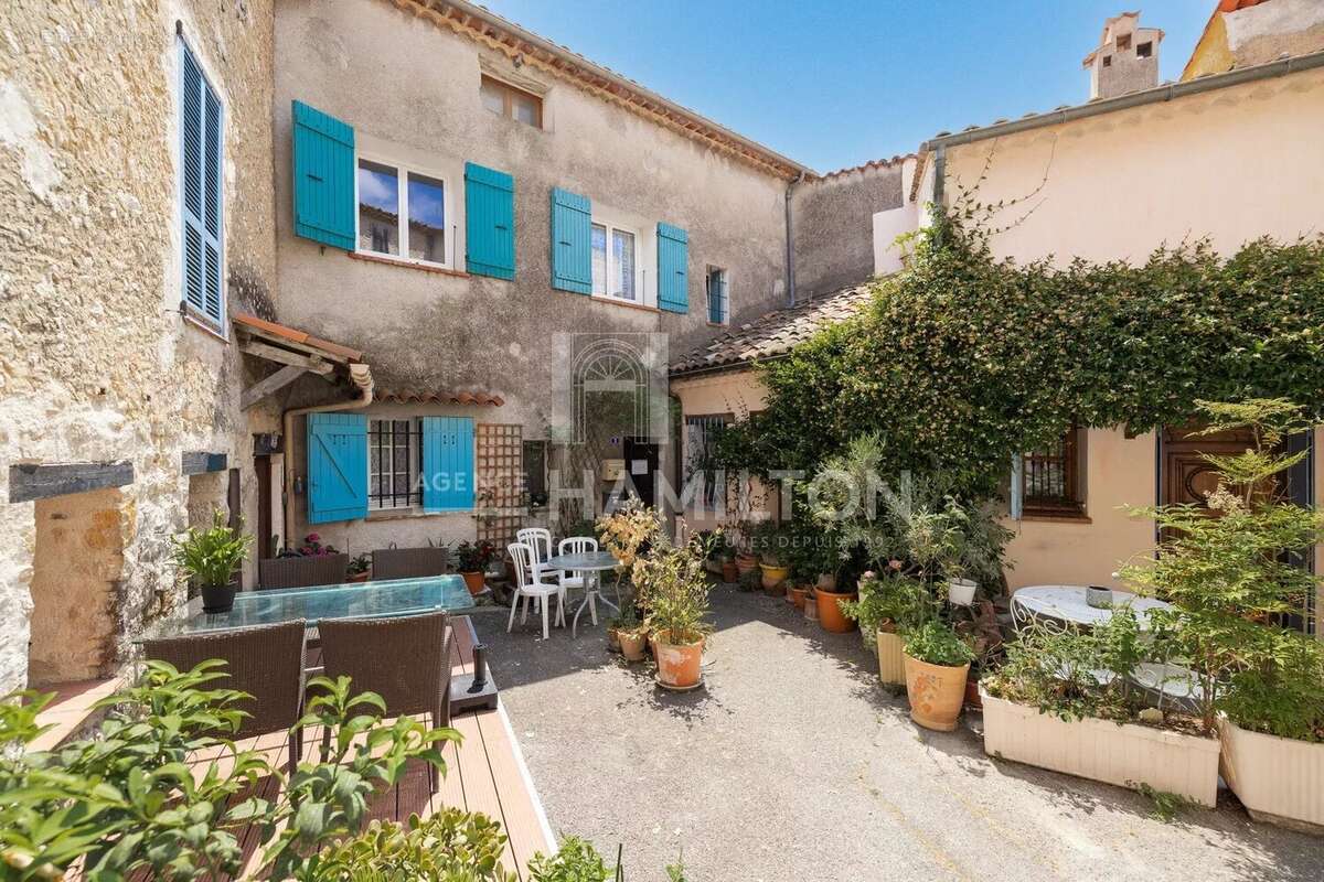 Appartement à CHATEAUNEUF-GRASSE