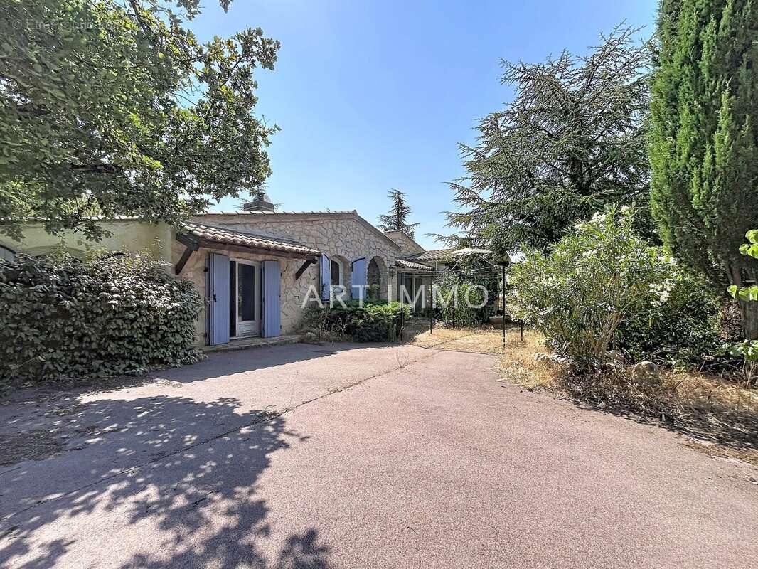Maison de plain pied a rafraichir en zone uc - photo 5