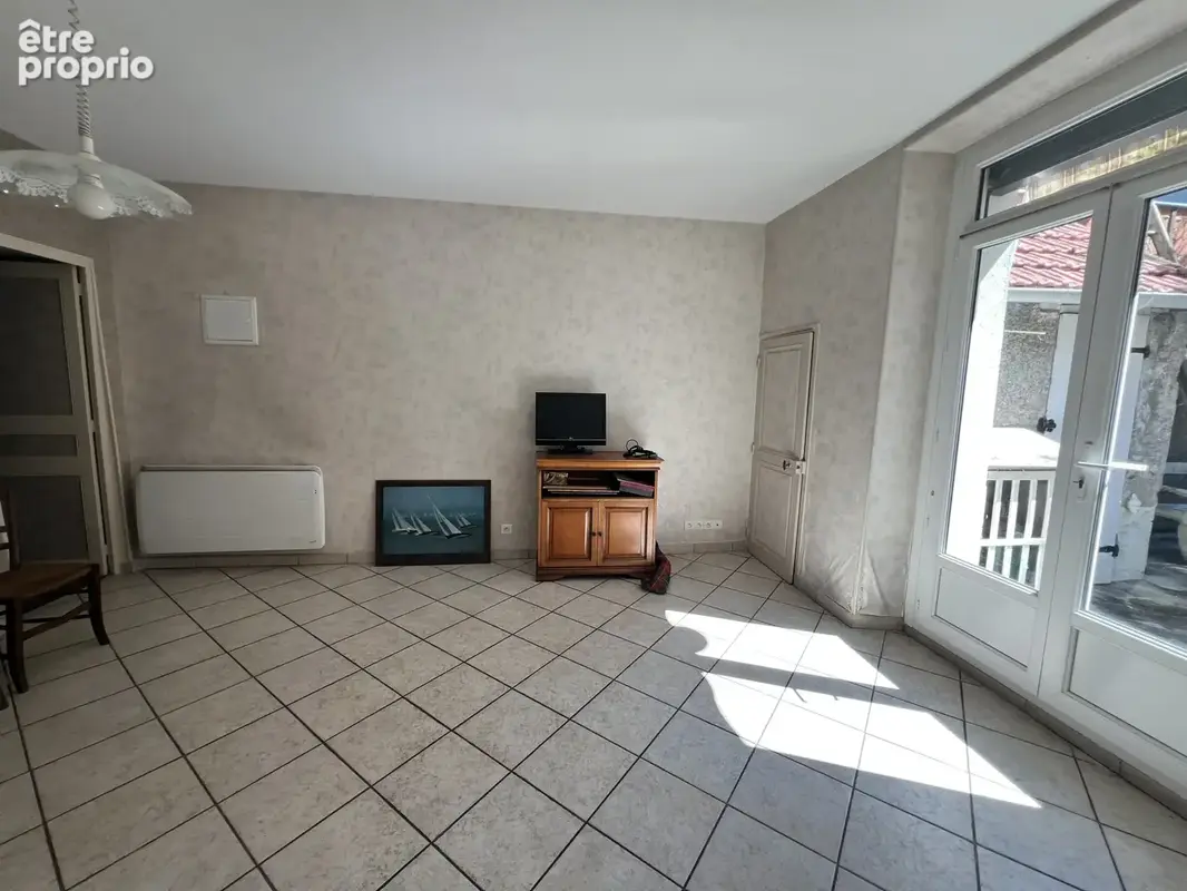 Maison de ville avec cour et dépendances - photo 4