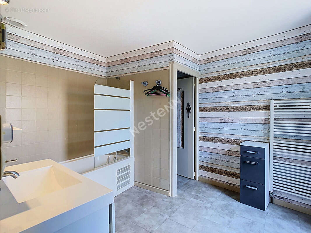 Maison familiale en pierre à vendre dans le bourg du Fief Sauvin - photo 9