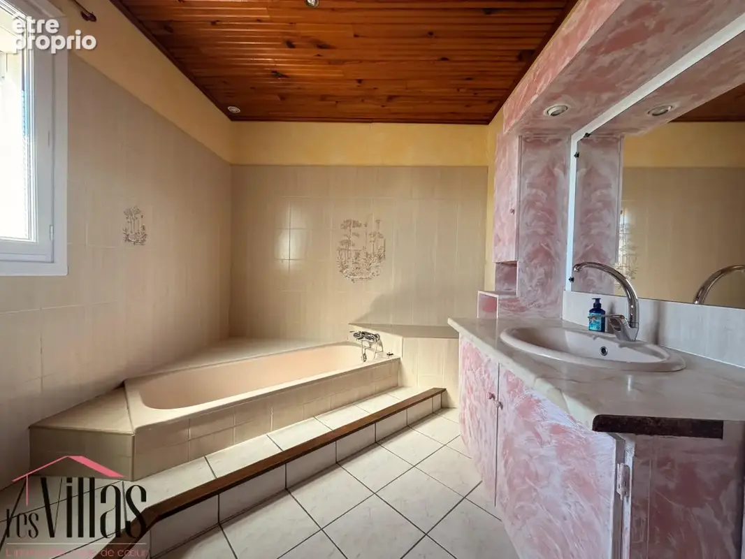 Maison familiale avec piscine et grand garage - photo 12