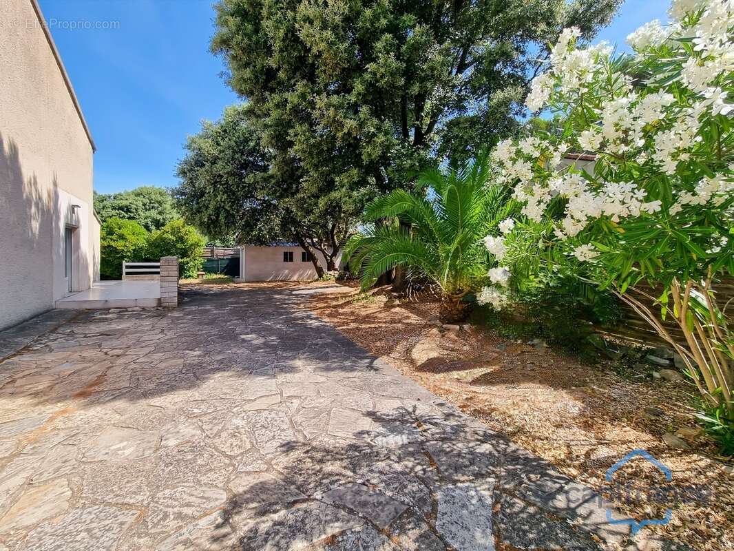 Maison de 212m² avec 6 pièces et une dépendance T2 - Terrain arboré de 800m² - Garage - Restinclières (34160) - photo 4