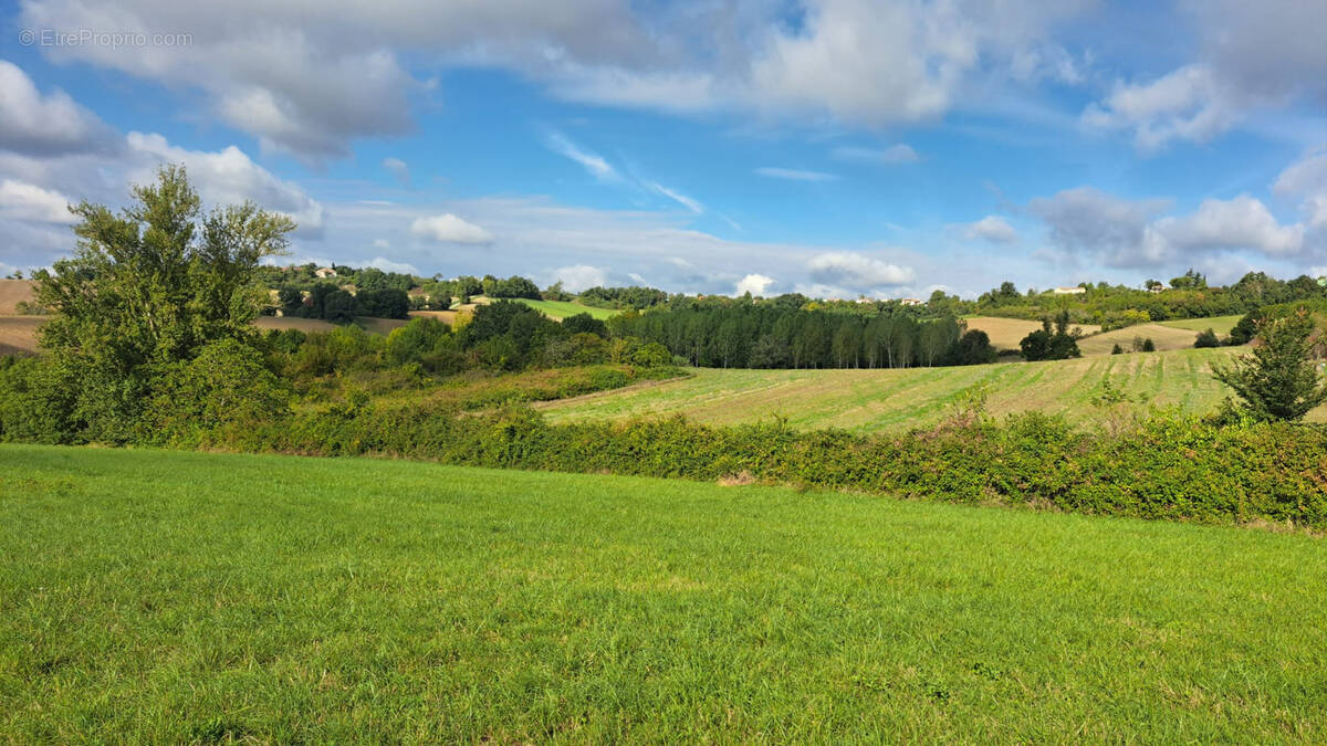 Terrain à MONTPEZAT-DE-QUERCY